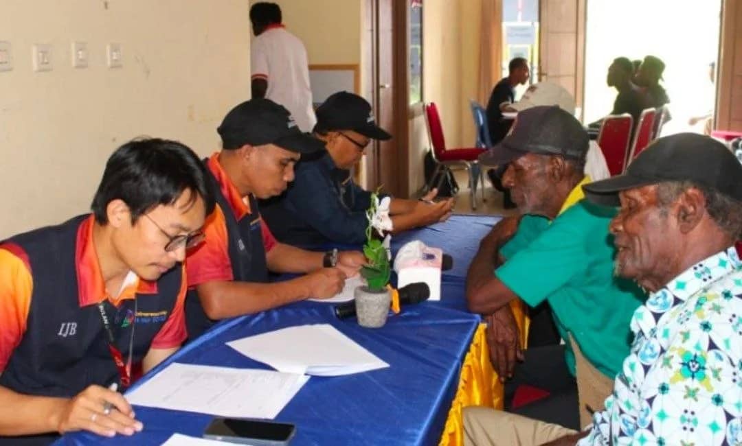 Tim Peneliti Institut Jambatan Bulan (IJB) Timika sedang mewawancarai masyarakat Kokonao