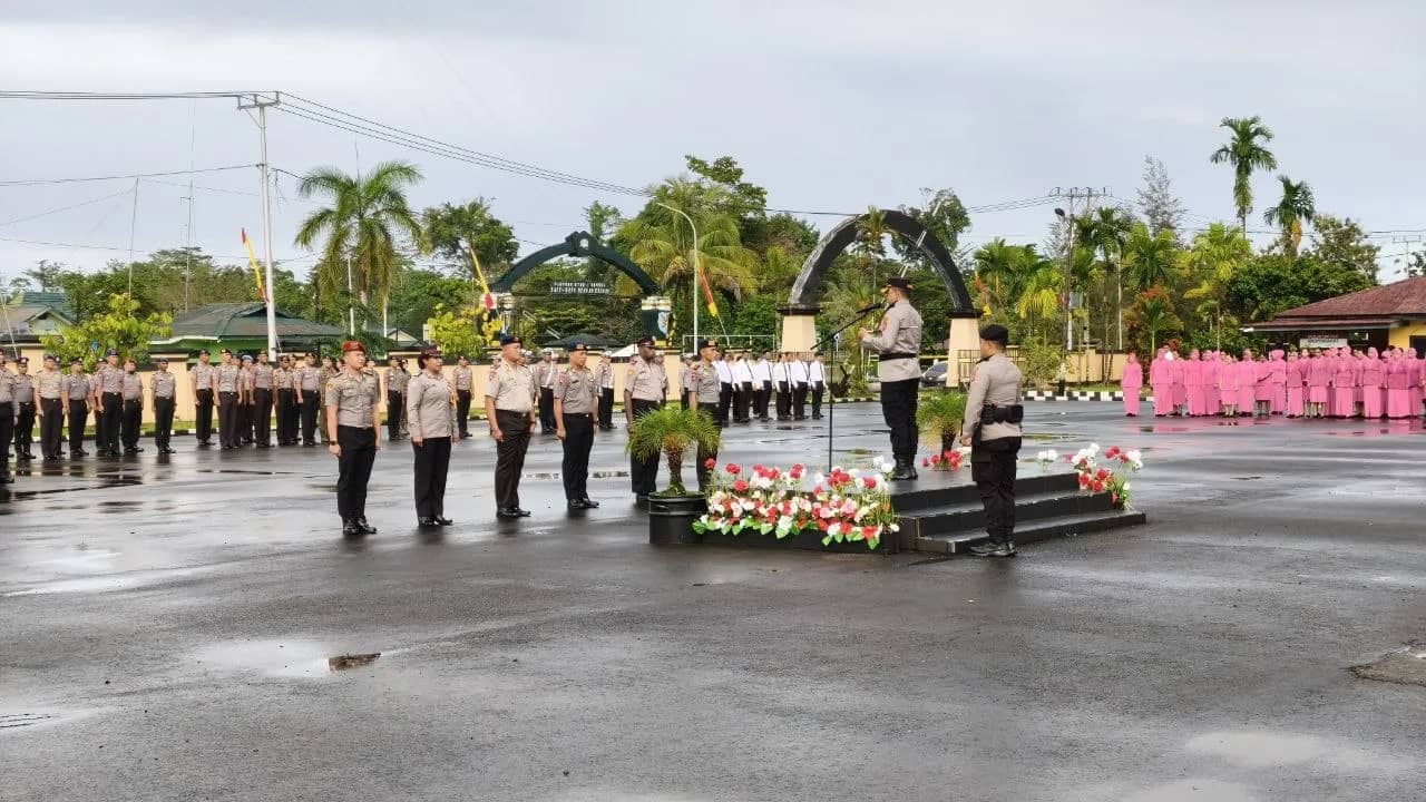 Kapolres Mimika AKBP Billyandha Hildiario Budiman saat memimpin upacara kenaikan pangkat 71 personel Polri di Mapolres Mimika.