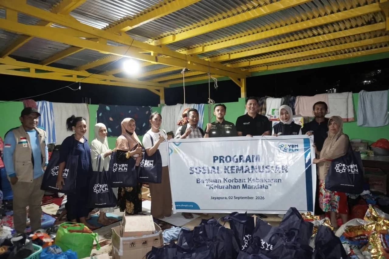 YBM PLN menyerahkan bantuan kemanusiaan bagi korban kebakaran di posko pengungsian Dok V Bawah, Jayapura. Bantuan ini menjadi bentuk kepedulian PLN dalam membantu memenuhi kebutuhan dasar warga terdampak.