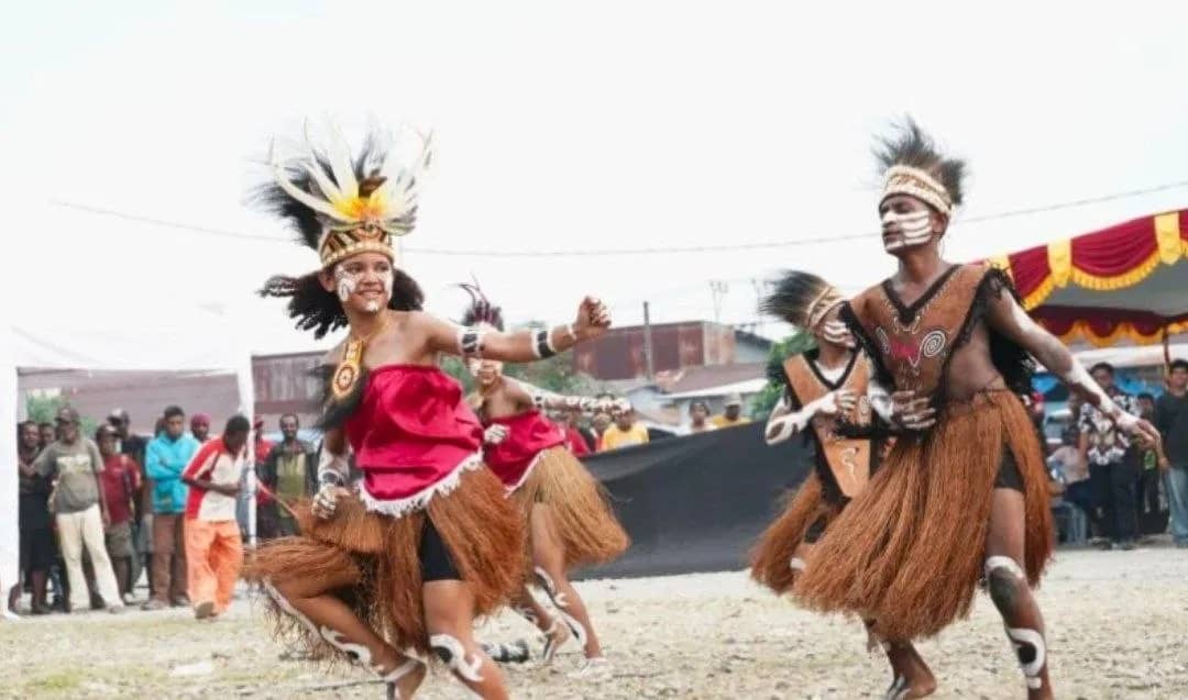 Para penari sedang menampilkan tarian adat pada acara penutupan Festival Seni Budaya Mimika