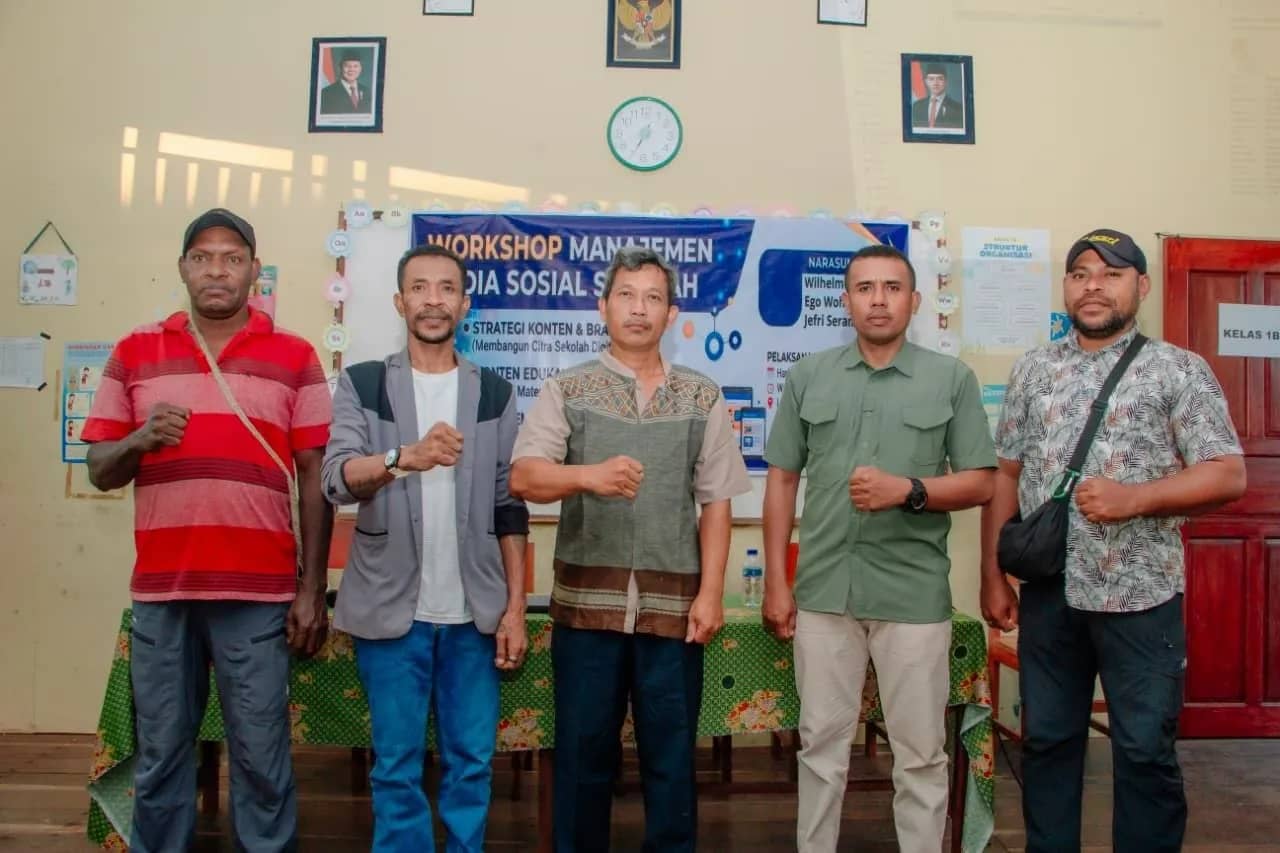 Kepala sekolah MI Ma'arif Asmat saat berpose bersama ketua Asmat fotografi dan jurnalis media di Asmat