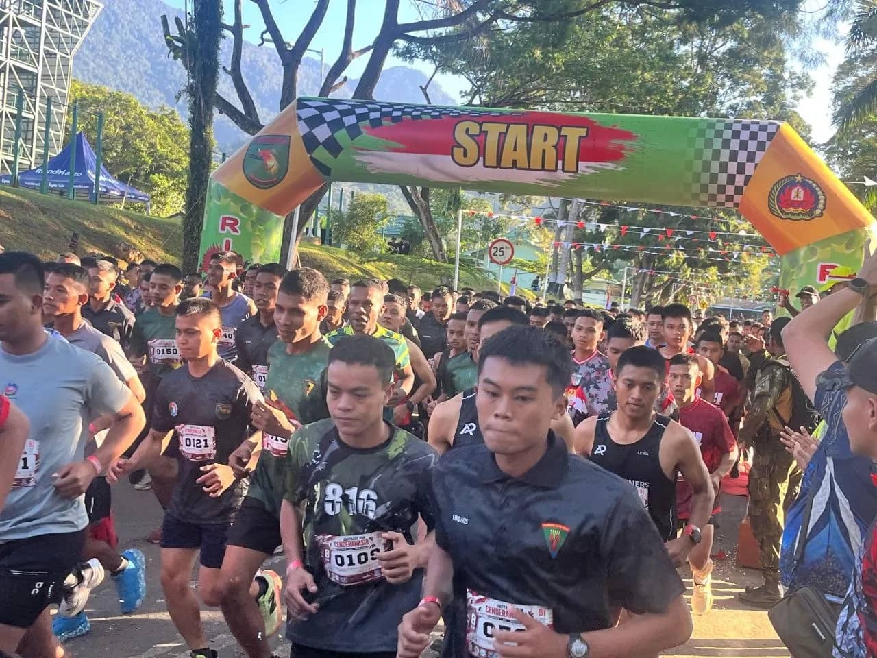 Ratusan warga dan TNI, Polri saat ikut Obstacle Run Cenderawasih 8K di Rindam XVII/Cenderawasih