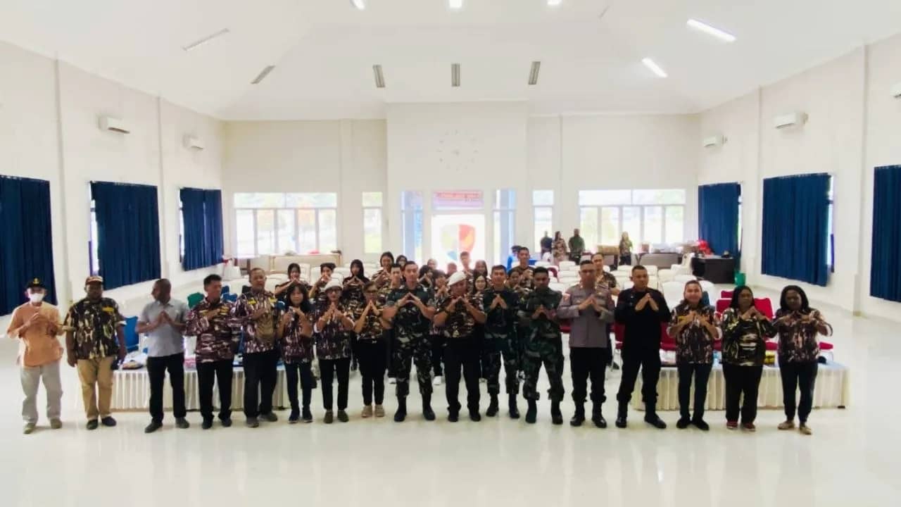 Berfoto bersama usai pembukaan Raker Cabang I GM FKPPI Tahun 2026 di Gedung Serbaguna Cartenz Lanud Yohanis Kapiyau, Timika, Sabtu (17/10/2026).