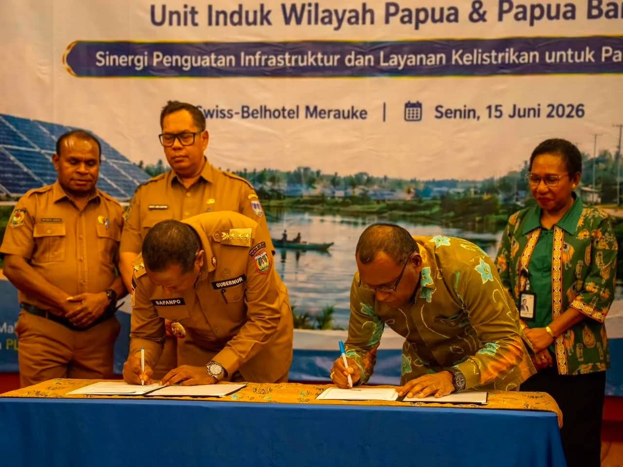 Gubernur Papua Selatan, Apolo Safanpo (kiri), dan General Manager PT PLN (Persero) UIW Papua dan Papua Barat, Roberth Rumsaur (kanan), menandatangani Nota Kesepahaman (MoU) strategis di Merauke, Senin (15/6).