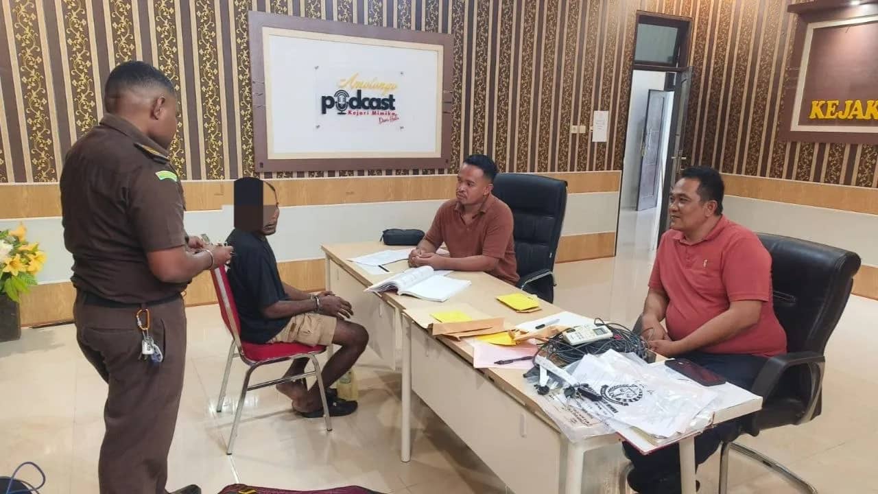 Penyerahan tersangka RK beserta barang bukti oleh penyidik Unit Reskrim Polsek Mimika Baru kepada Kejari Mimika, Rabu (14/10).