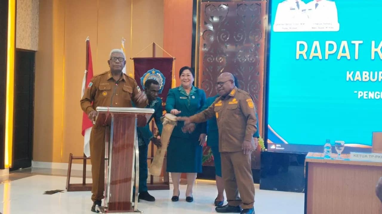 Bupati dan wakil bupati Mimika saat membuka kegiatan Rakerda I TP PKK.