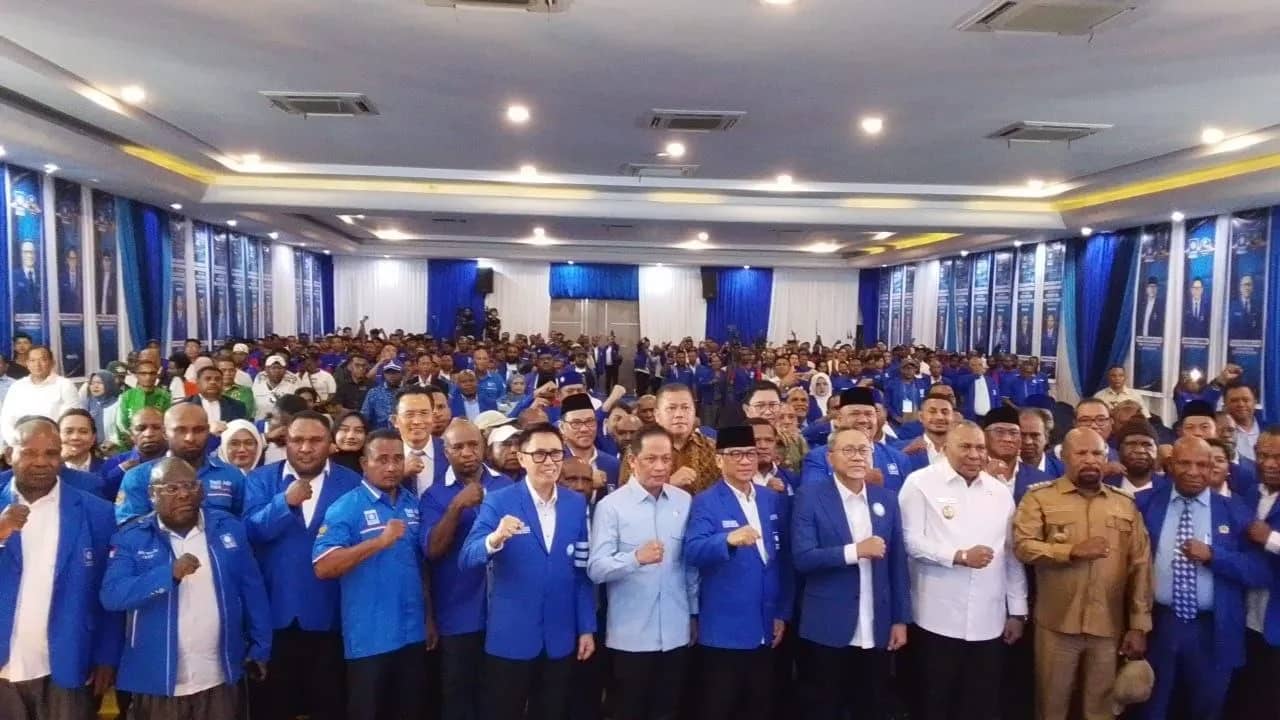 Ketua Umum Partai PAN Zulkiflik Hasan saat berfoto dengan Kader PAN se Tanah Papua Raya