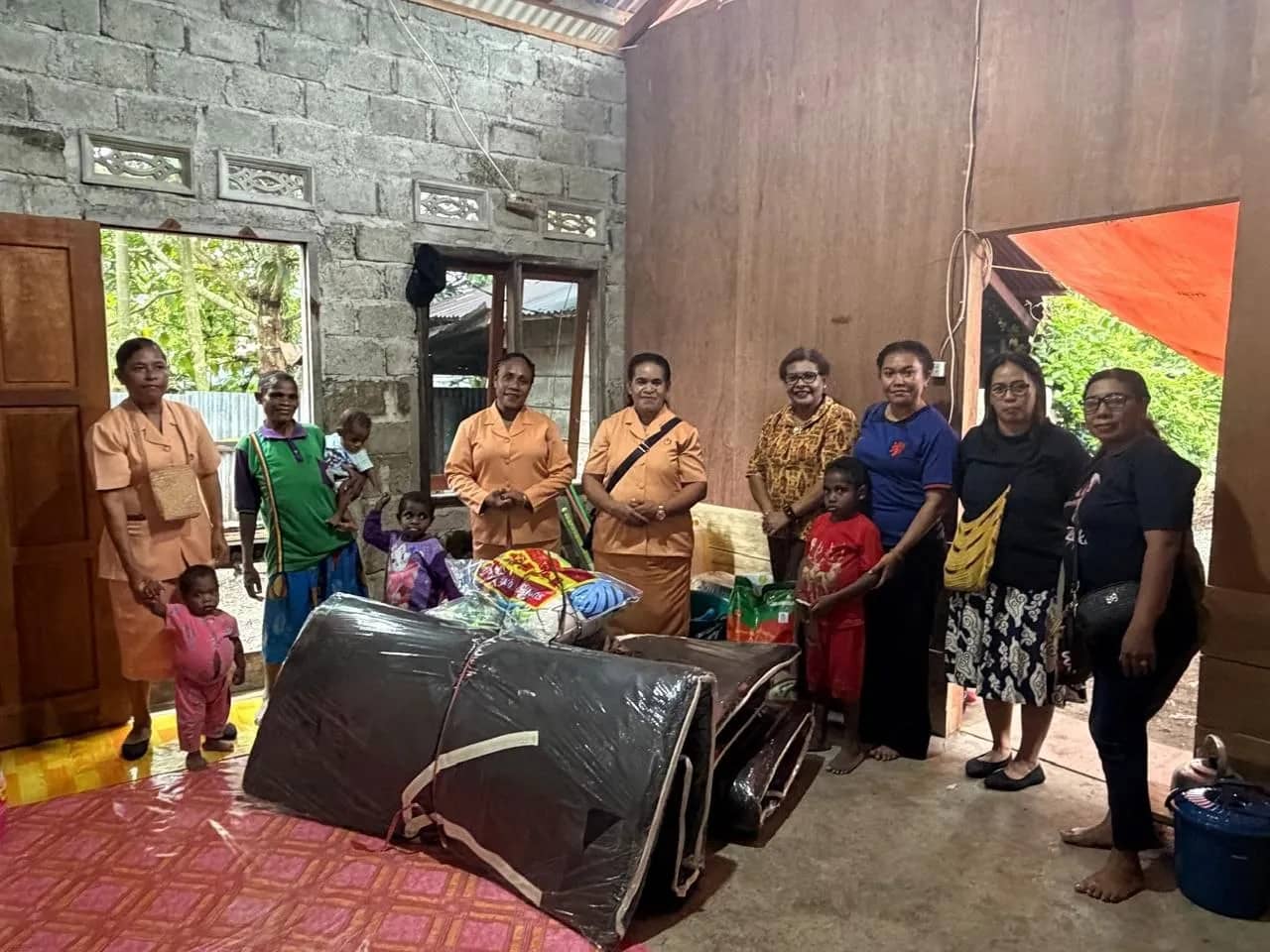 DWP Mimika saat menyerahkan bantuan dan melakukan renovasi rumah anak stunting di Distrik Wania, Kabupaten Mimika, Sabtu (27/6/2026).