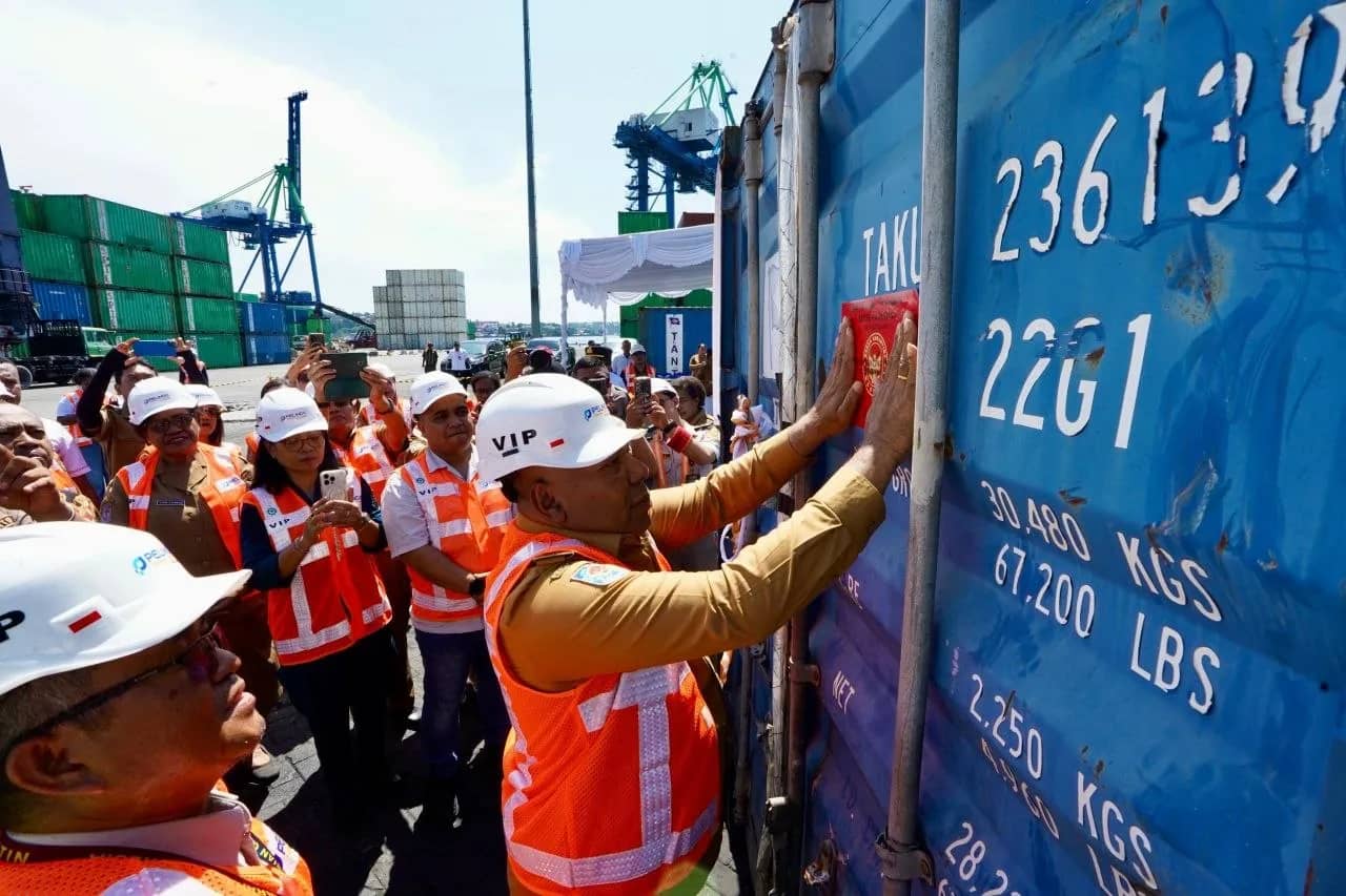 Wakil Gubernur Papua Dr. Aryoko A.F. Rumaropen saat melepas pengiriman 30 ton kopra produksi petani Kabupaten Sarmi dengan nilai ekonomi mencapai sekitar Rp516 juta di Jayapura, Selasa (11/8/2026).