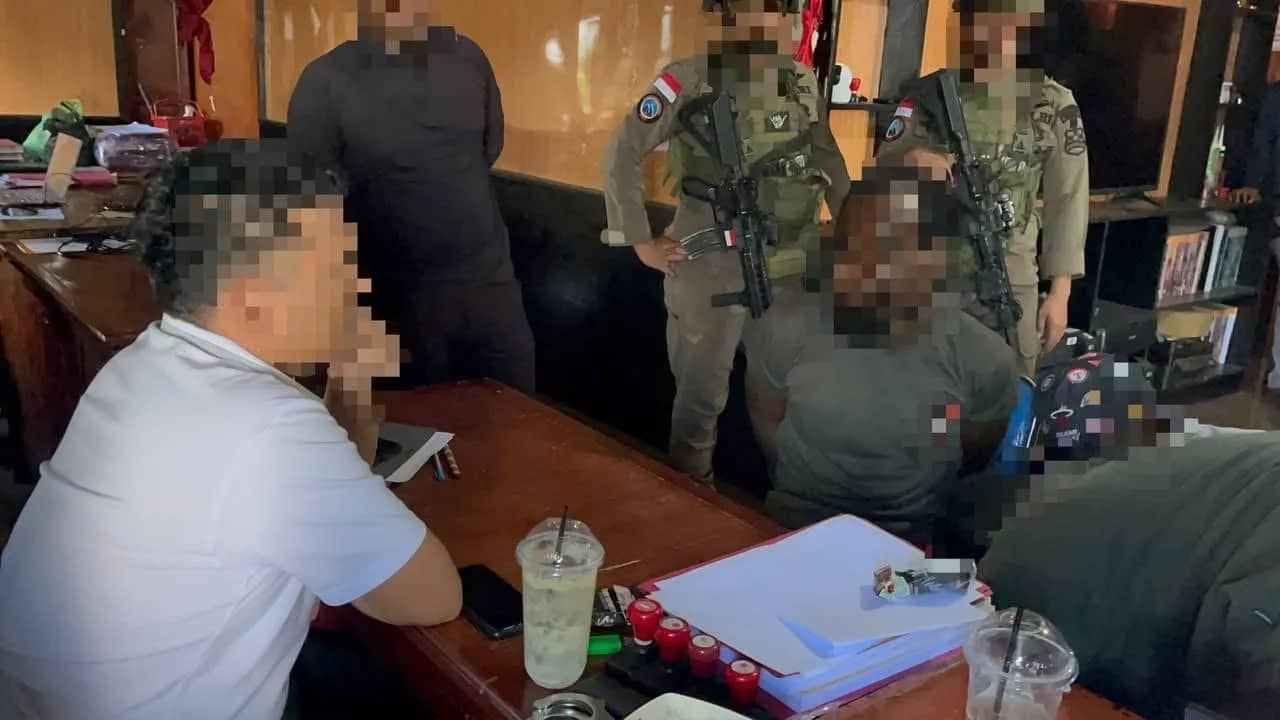 Terduga pelaku KK (33), DPO kasus dugaan penganiayaan berat dan percobaan pemerkosaan, saat diamankan Satgas Operasi Damai Cartenz di Kampung Usir, Distrik Mulia, Kabupaten Puncak Jaya, Kamis (22/10).