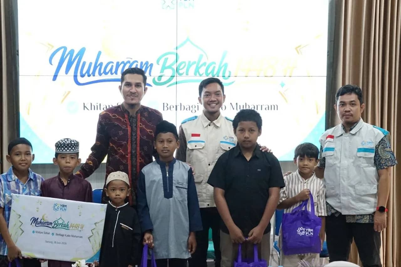 Manager PLN UP3 Sorong, Deni Muhammad Abrar (pertama dari kiri) didampingi oleh Ketua YBM PLN UP3 Sorong, Hamzah (kedua dari kiri) menyerahkan secara simbolis santunan bagi perwakilan peserta khitananan massal di Aula Kantor UP3 Sorong, Jumat (26/6).