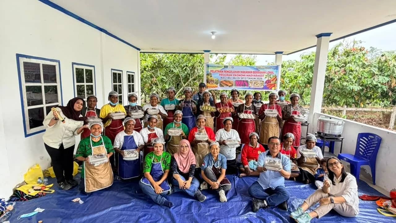 Mama-mama dari SP 9, SP 12 dan kampung sekitarnya mengikuti pelatihan pengolahan pangan berbahan lokal yang digelar PT FI melalui Community Affairs di Utikini Cocoa Clinic, SP 12.