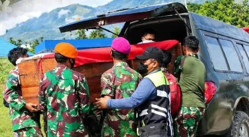 Proses evakuasi tiga ASN Dinas Pertanian Kabupaten Jayawijaya yang tewas setelah diserang KKB di Distrik Muliama, Jayawijaya.