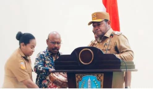 Wakil Bupati Jayapura, Haris Richard Yocku, S.H., resmi membuka kegiatan Uji Kompetensi dan Evaluasi Kinerja Pegawai Negeri Sipil dalam Jabatan Pimpinan Tinggi Pratama, di Aula Lantai II, Kantor Bupati Jayapura. Senin (23/2/2025)
