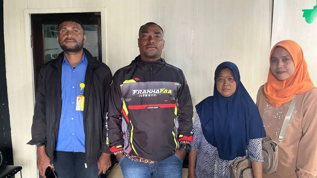 Baren Yomo dan Ibunda Eko Satturia saat melakukan klarifikasi bersama di Kantor Fajarpapua.com