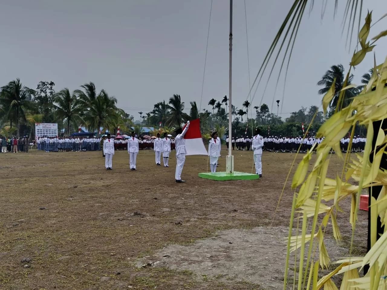 Suasana upacara pengibaran Bendera Merah Putih dalam rangka HUT RI ke-81 di Lapangan Bola Distrik Mimika Barat, Kabupaten Mimika, Senin (17/8).