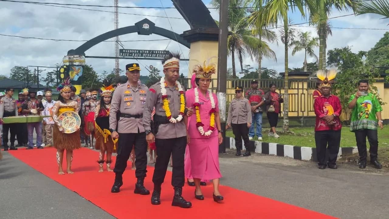 Kapolres Mimika yang baru, AKBP Alredo Agustinus Rumbiak, S.I.K., M.Tr.Mil., bersama Ketua Bhayangkari Cabang Mimika, Ny. Asih Alredo, saat tiba di Markas Polres Mimika, Mile 32, Distrik Kuala Kencana, Selasa (14/7).
