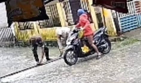 Video CCTV aksi pencurian besi penyaring sampah di Perumahan Griya Intan 1, Irigasi Ujung, Timika.