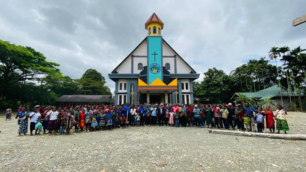 Para jemaat, pendeta, dan pengurus KINGMI berfoto bersama di gedung baru Gereja KINGMI Jemaat SINAI SP 2 Klasis Timika Utara yang berlokasi di Jalan Merpati, Kampung Hangaitji, Distrik Mimika Baru, Kabupaten Mimika.