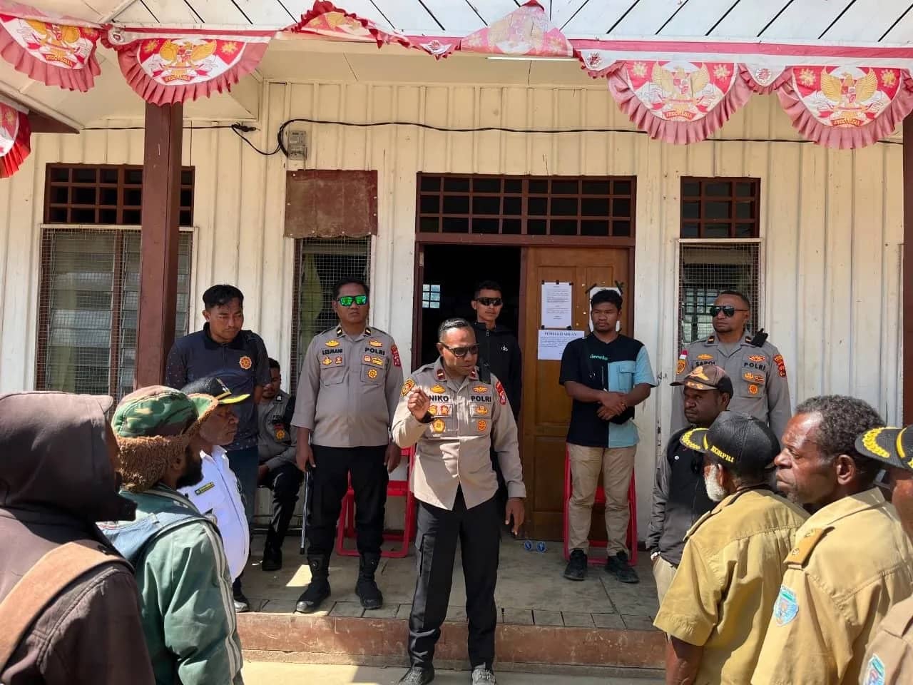 Polisi dan TNI saat mengamankan penyaluran dana desa di Kabupaten Tolikara