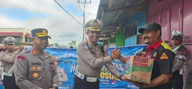 Dirlantas Polda Papua Tengah Kombes Pol S. Kunto Hartono bersama Kapolres Mimika AKBP Alredo Agustinus Rumbiak dan Kasat Lantas Polres Mimika Iptu Rudolf Sormin Kakanga menyerahkan bantuan sembako kepada pengemudi ojek di Pangkalan Ojek Diana, Jalan Budi Utomo, Timika, Selasa (15/9/2026) sore.