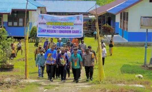 Yunus Wonda meresmikan Lapangan Bola Voli SMP Negeri I Buasum yang dirangkaikan dengan peninjauan rehabilitasi Gedung Kantor Distrik Unurum Guay, Kabupaten Jayapura, Jumat (16/05/2026).