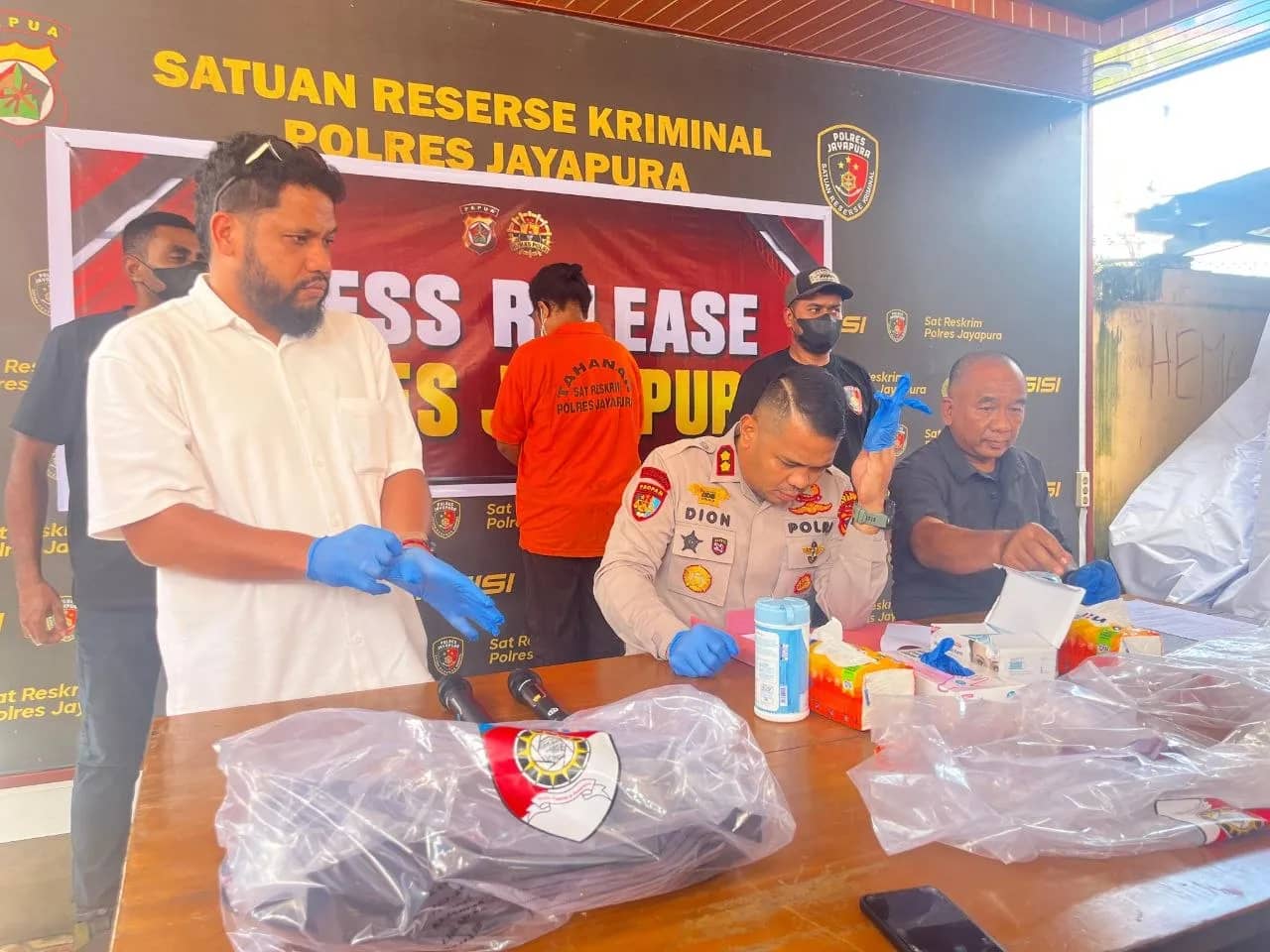 Polres Jayapura saat menggelar keterangan penangkapan ibu pembuang bayi di Kali Komba Sentani