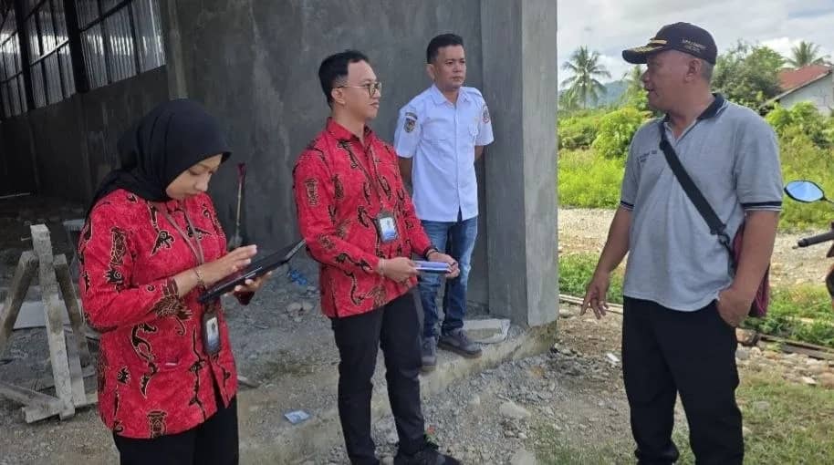 Tim Perwakilan BPKP Papua Tengah saat melihat pembangunan gedung Koperasi Desa Merah Putih di Nabire.