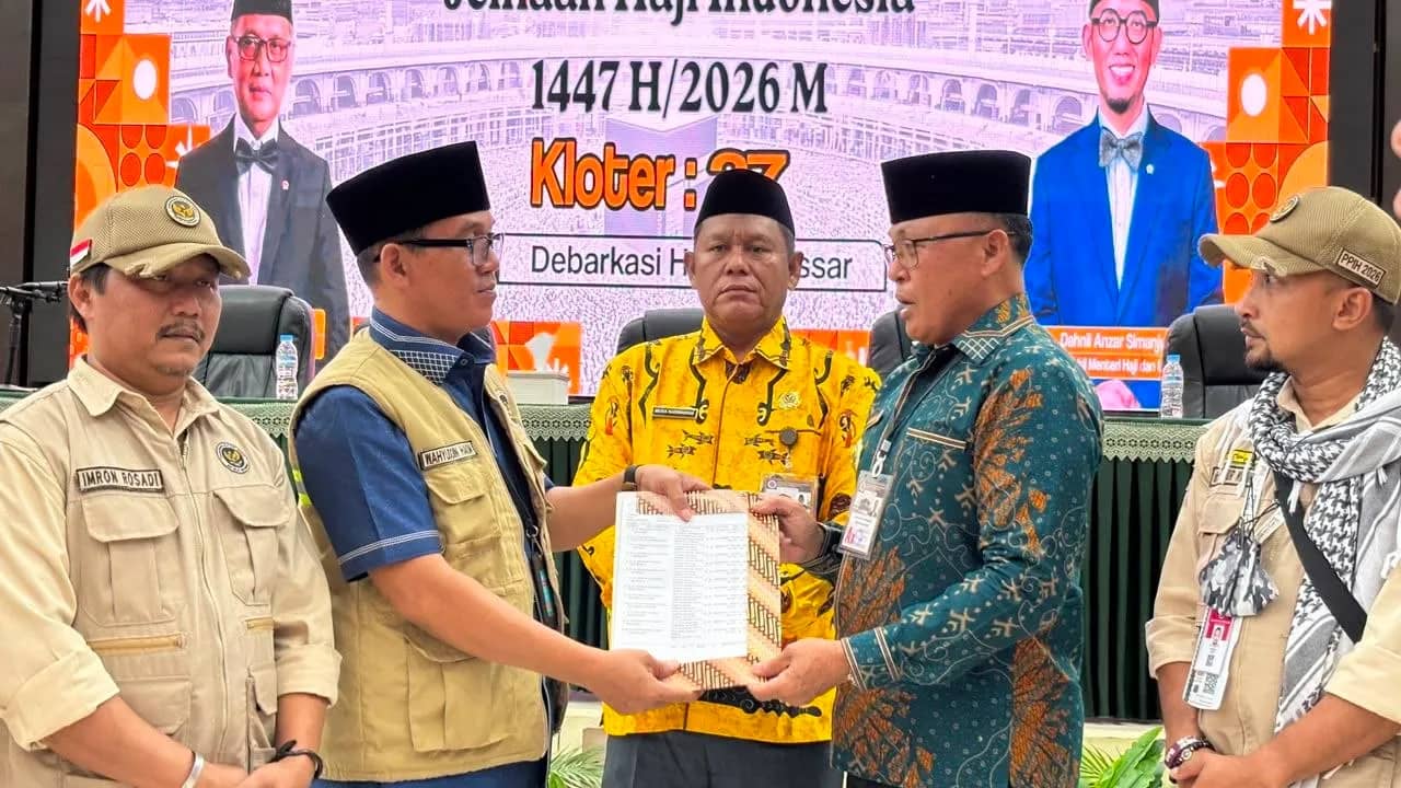 Wakil Bupati Nabire, H. Burhanuddin Pawennari saat menerima secara resmi jemaah haji dari Kementerian Haji dan Umrah Provinsi Papua.