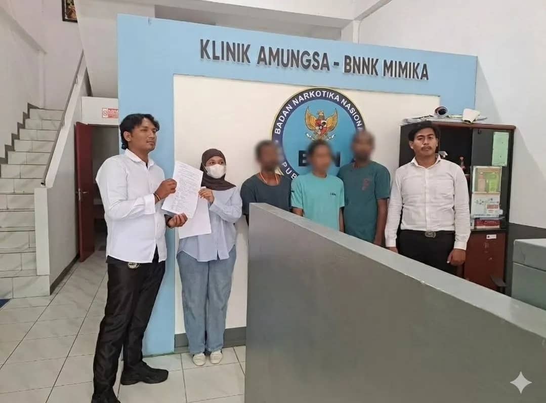 Personil Satres narkoba Polres Mimika saat menyerahkan dua pengguna Narkoba ke BNNK untuk dilakukan rehabilitasi.