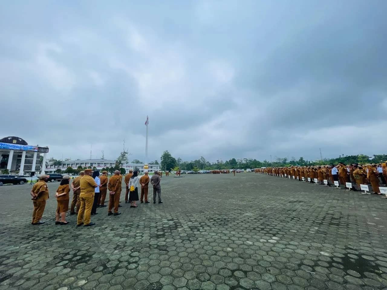 Wakil Bupati Mimika, Emanuel Kemong saat memimpin apel gabungan