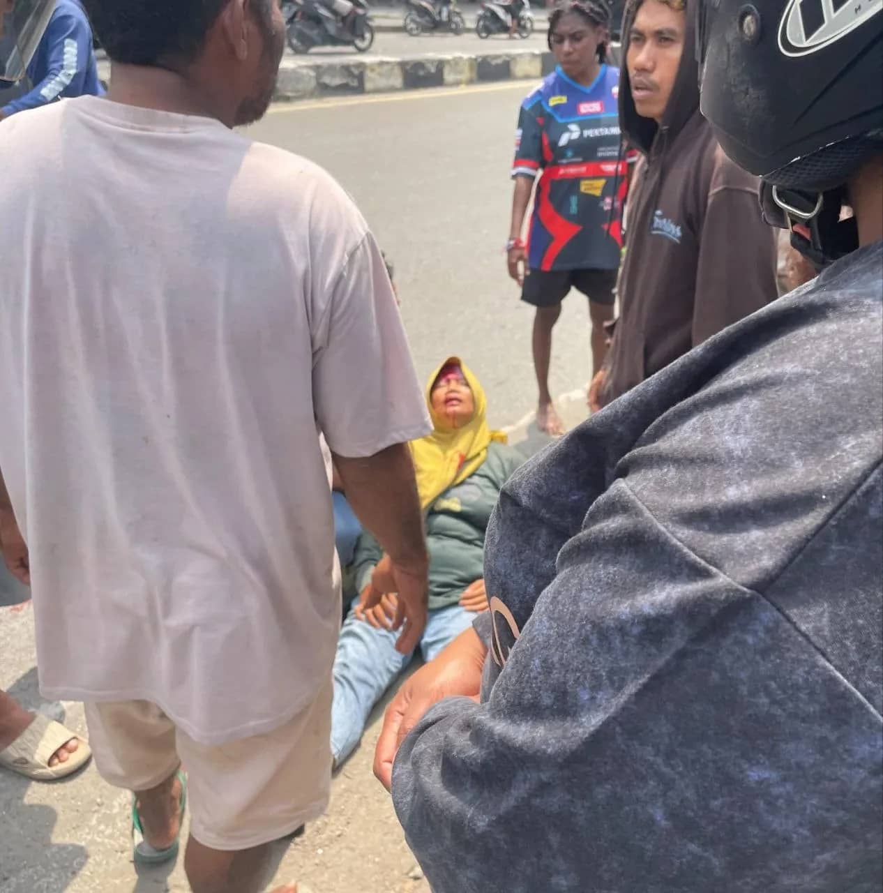 Pengendara motor yang mengalami kecelakaan setelah menabrak bagian belakang truk di depan Koramil Mimika, Selasa (8/9/2026).