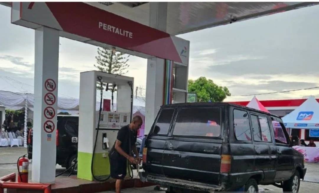 Pelanggan Pertamina saat melakukan pengisian BBM pada salah satu SPBU di Tanah Papua