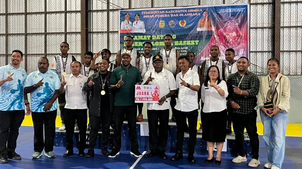 Foto bersama peserta dan panitia pada penutupan Kejuaraan Basket Antar Pelajar tingkat SMP dan SMA/SMK se-Kabupaten Mimika Tahun 2026 di Gedung Basket Amor SP 3, Rabu (22/7).
