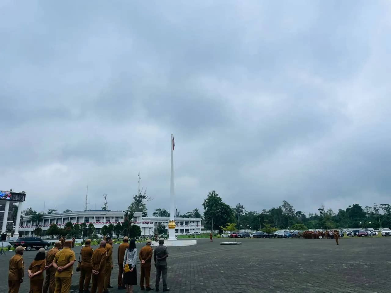 Pj Sekda Mimika Abraham Kateyau saat memimpin apel gabungan di halaman Kantor Pemkab Mimika, Senin (5/10/2026).