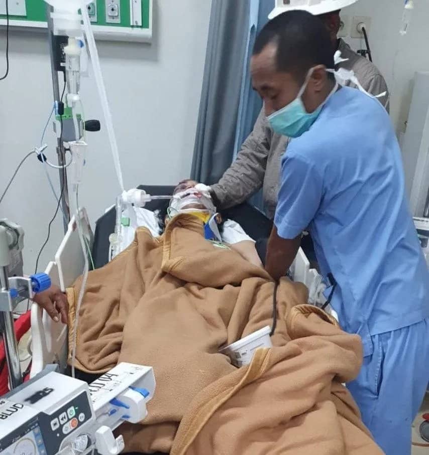 Korban saat mendapatkan perawatan medis di IGD RSUD Mimika.