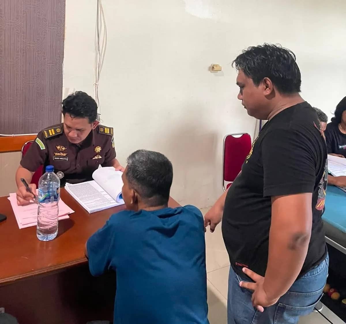 Penyerahan tersangka di Kejari Mimika.