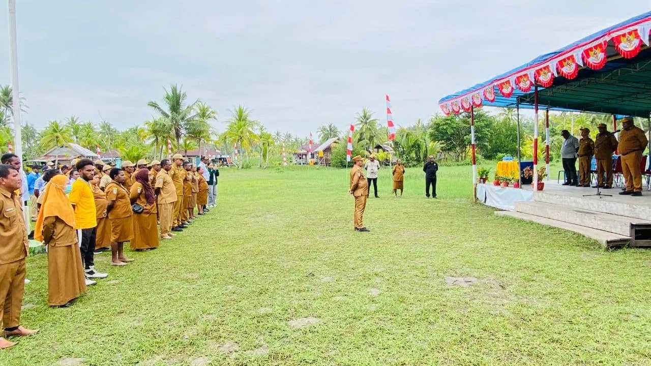 Suasana apel pagi yang dipimpin PJ Sekda Kabupaten Mimika Abraham Kateyau di lapangan Kantor Distrik Mimika Barat, Kokonao, Senin (10/8).