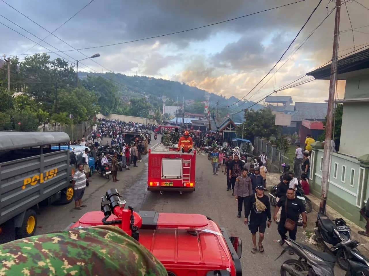 TNI saat membantu memadamkan api kebakaran rumah di Jayapura