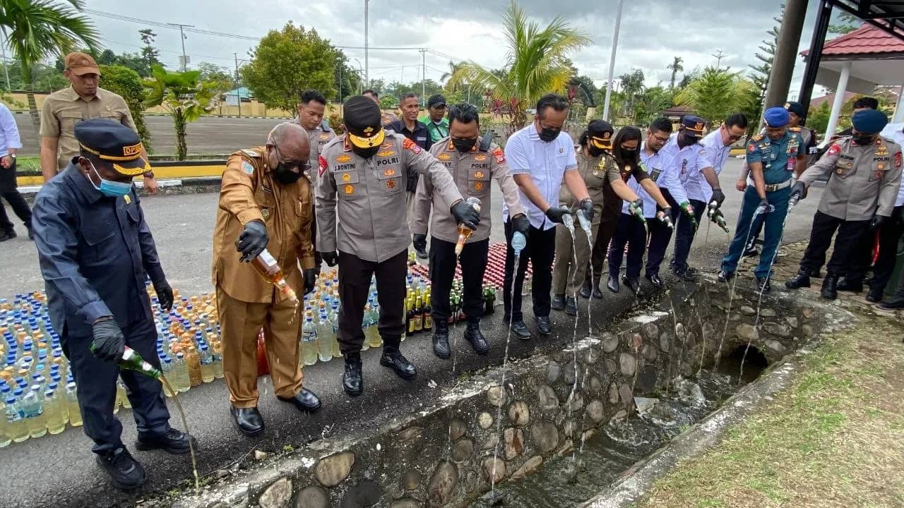Pemusnahan miras oleh Polres Mimika yang dilakukan Kapolda Papua Tengah Brigjen Pol Jeremias Rontini, Wakil Bupati Mimika Emanuel Kemong, Ketua DPRK Mimika Primus Natikapareyau, dan unsur Forkopimda lainnya di Mapolres Mimika, Jalan Agimuga Mile 32, Senin (15/6).