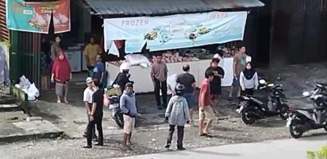 Keributan warga di Jalan Yos Sudarso, perempatan SP 1-SP 4, depan Pasar Minggu Timika, Kamis (11/6).