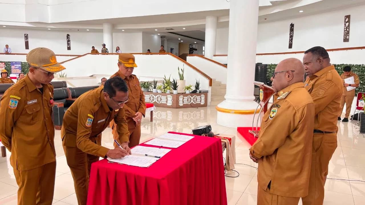 Wakil Bupati Mimika menyaksikan penandatanganan berita acara Sertijab tiga pimpinan tinggi Pratama di lingkungan Pemkab Mimika.