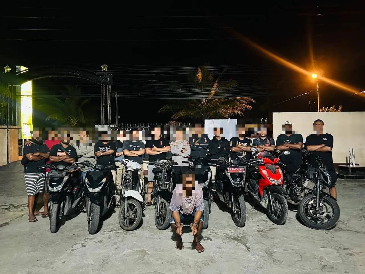 Pelaku dan sepeda motor yang berhasil diamankan polisi