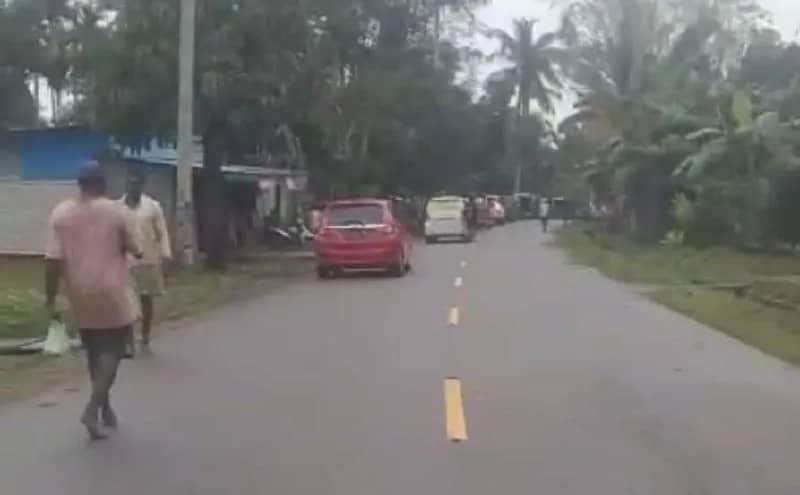 Jalan Poros Timika–Pomako tepatnya di Kampung Hiripau, Distrik Mimika Timur, Kabupaten Mimika, dipalang oleh sejumlah warga pada Jumat (10/7) sore.