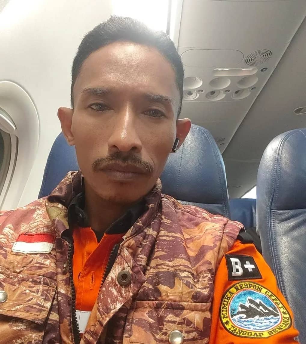 Komandan Relawan Mimika Respon Cepat, Arie Agung Perdana saat terbang menuju Kalimantan Barat
