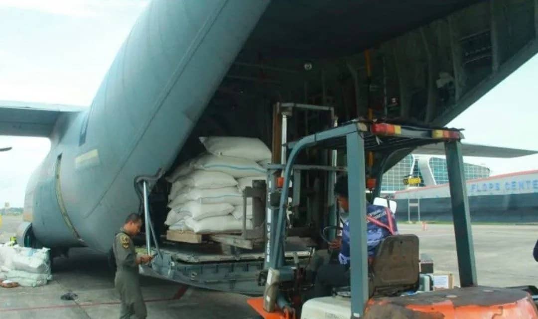 Pesawat Hercules C-130 J mengangkut bantuan beras untuk warga Yahukimo saat berada di Bandara Mozes Kilangin Timika