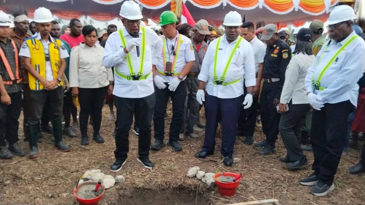 Bupati Mimika Johannes Rettob saat melakukan peletakan batu pertama pembangunan Jembatan Gantung Mioko Tahap I di Distrik Mimika Tengah, Rabu (2/9/2026).