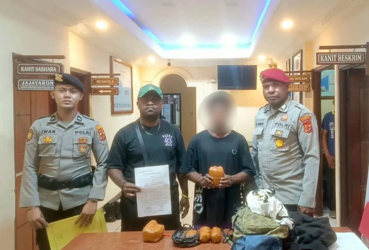 Polsek KPL Jayapura saat mengamankan penumpang kapal yang bawa ganja