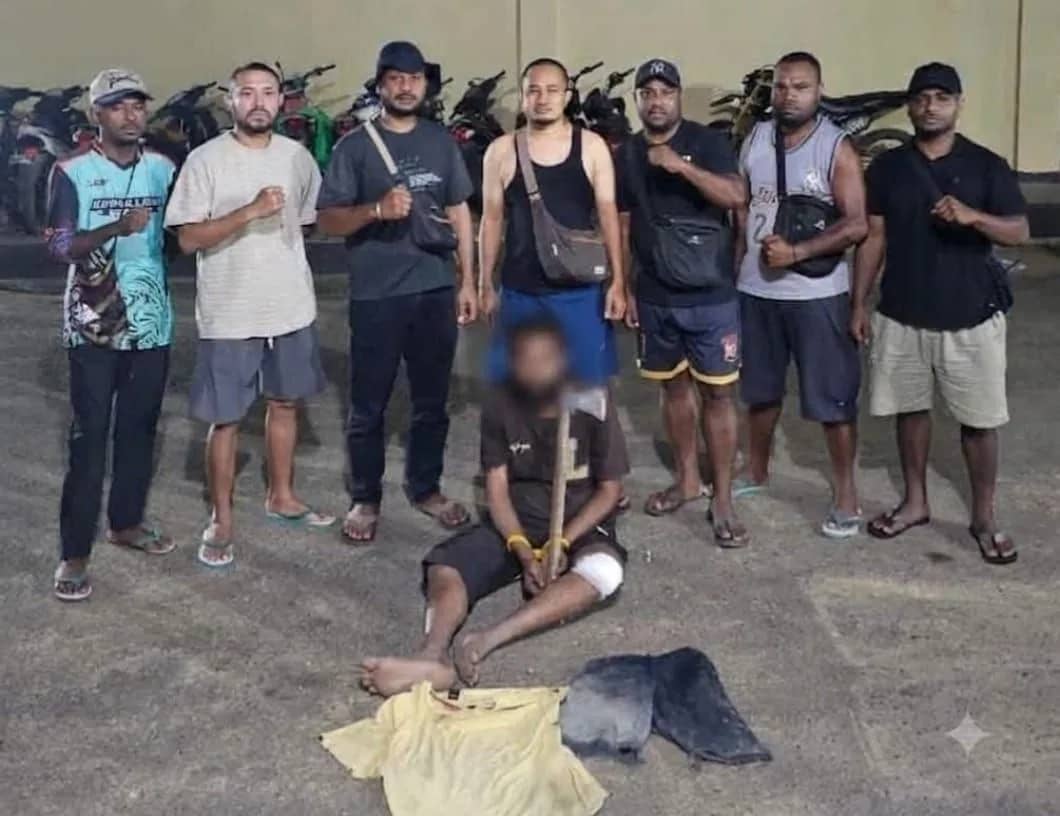 Pemuda berinisial ASB (duduk) terduga pelaku kasus percobaan pemerkosaan saat ditangkap Satreskrim Polres Merauke.