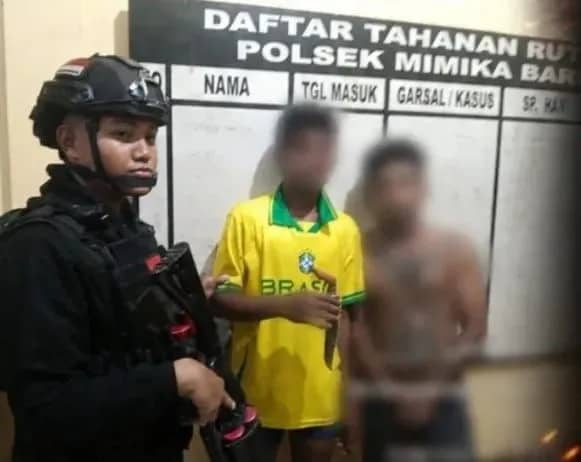 Dua pemuda yang diamankan polisi setelah diduga mengancam warga menggunakan badik di Jalan Busiri, Timika, Senin (8/6) dini hari.